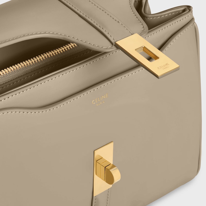 kleine 16-zoll-tasche aus satiniertem kalbsleder