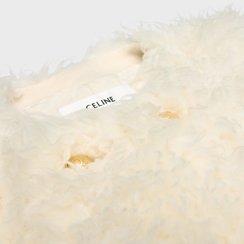 mantel aus flauschiger wolle