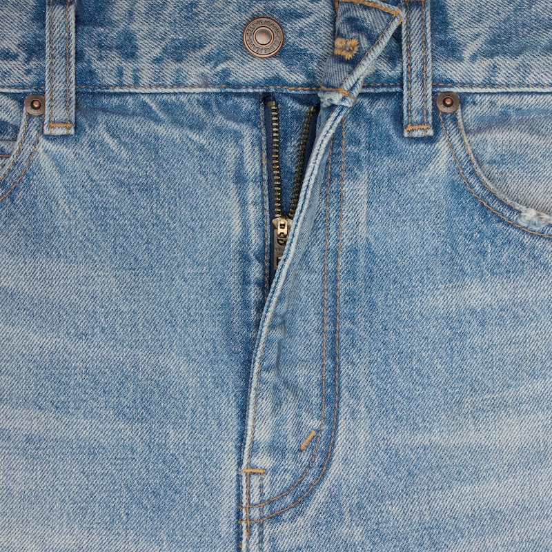 ausgestellte surf-jeans aus stahlblauem denim
