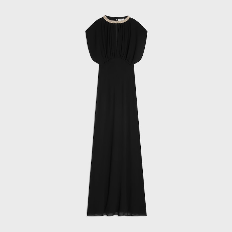 langes kleid mit besticktem kragen aus seiden-georgette