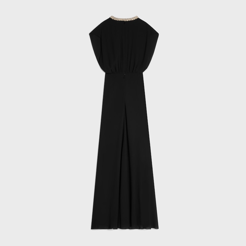 langes kleid mit besticktem kragen aus seiden-georgette