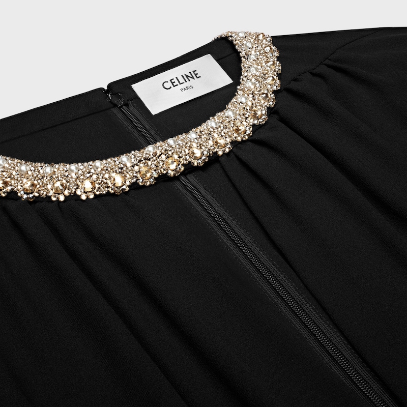 langes kleid mit besticktem kragen aus seiden-georgette