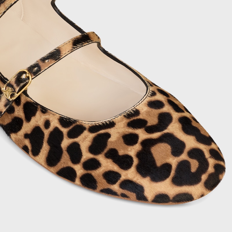 les ballerines celine ballerina mit doppelriemen aus leopardengedrucktem haarkalbleder