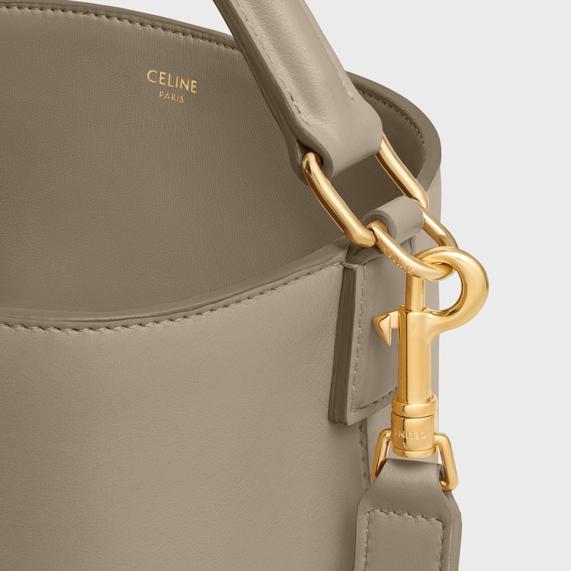 mittelgrosse bucket louise aus glattem kalbsleder