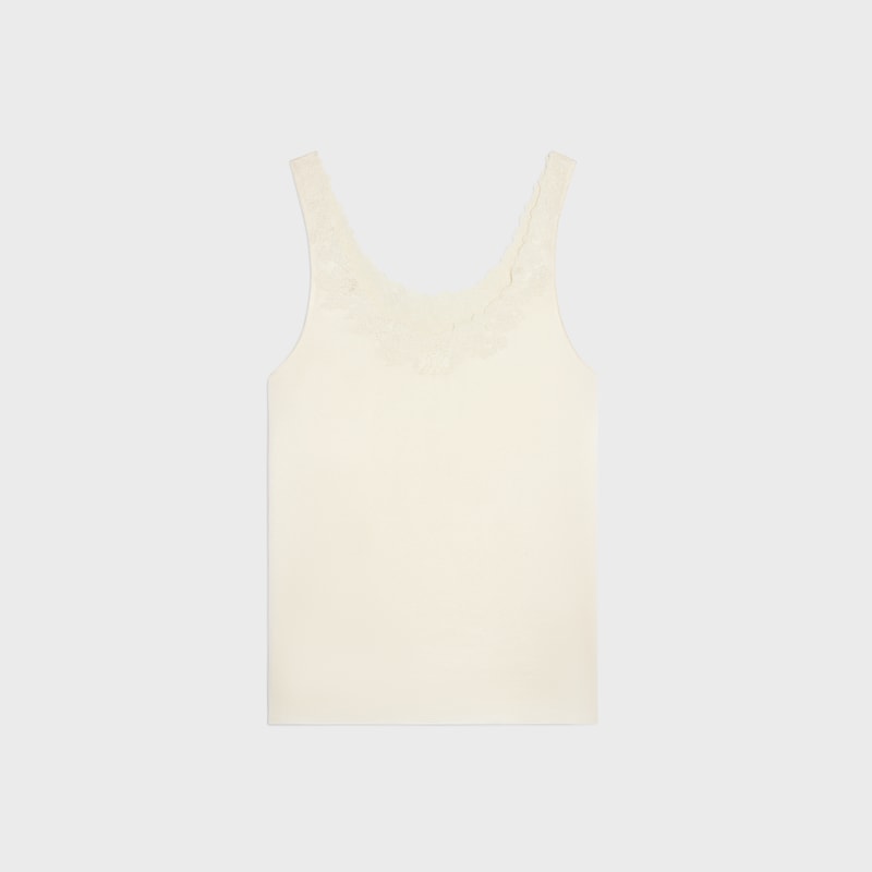 besticktes oberteil aus seidensatin