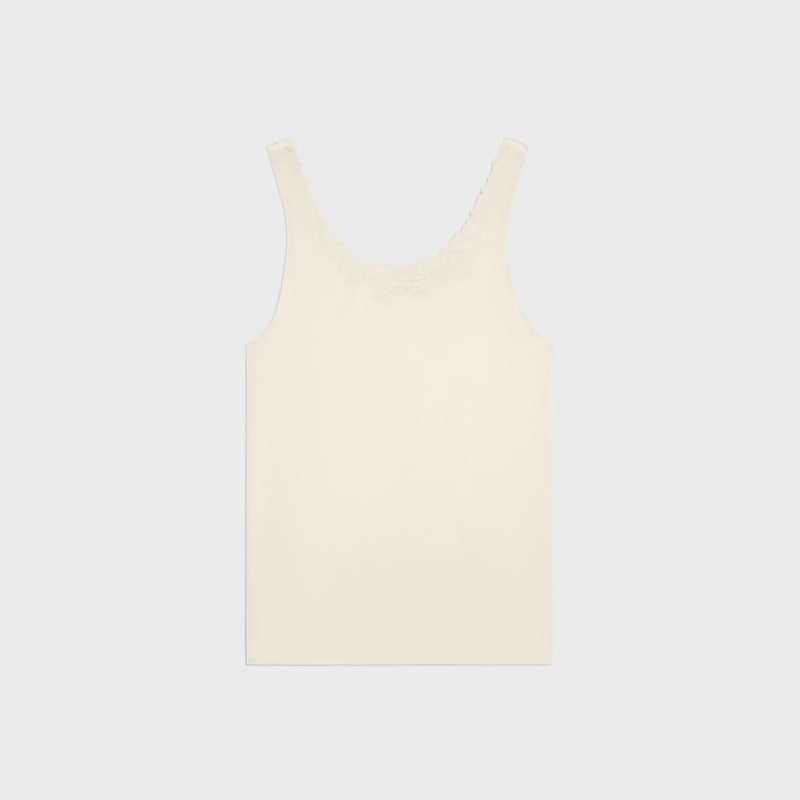 besticktes oberteil aus seidensatin