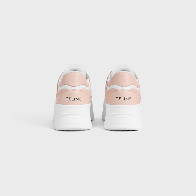 block wedge sneaker mit triomphe-patch aus kalbsleder und wildleder