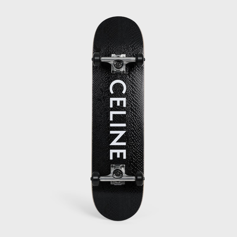 skateboard mit strukturiertem schlangen- und celine-print