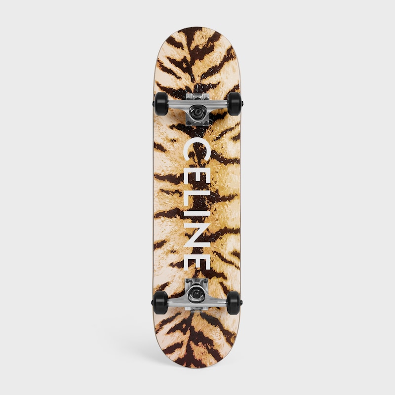 skateboard mit strukturiertem tiger- und celine-print