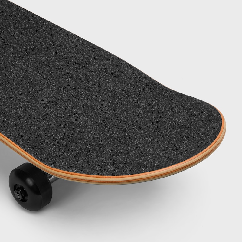 skateboard mit strukturiertem tiger- und celine-print